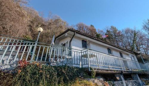 Apartment with Mountain View