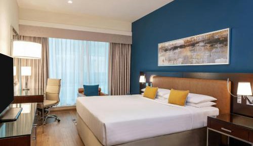 Business Suite King with Balcony - Complimentary shuttle service to Dubai Mall and Kite Beach