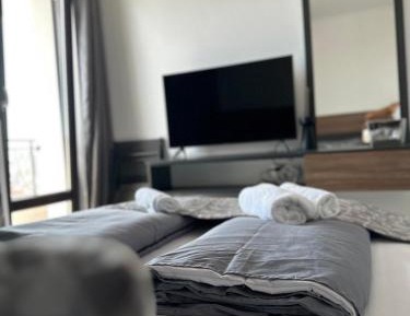 Deluxe One-Bedroom Apartment with Ocean View