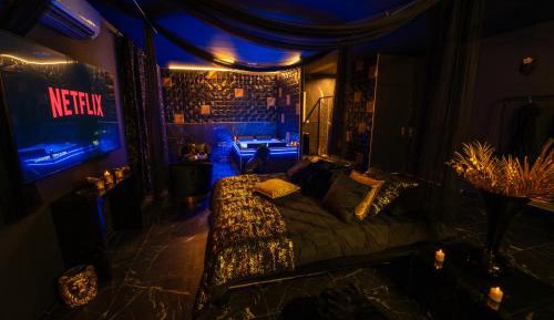 Deluxe One-Bedroom Apartment