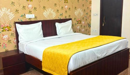 Deluxe Double Room (2 Adults + 1 Child)