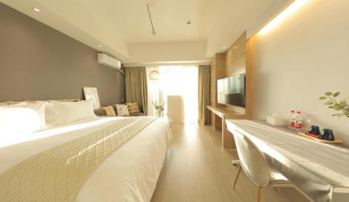 One-Bedroom Apartment with View
