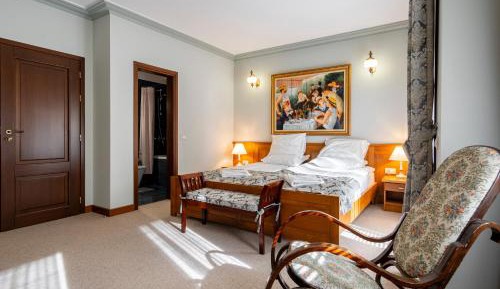 One-Bedroom Apartment with View