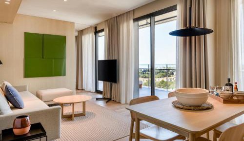 One-Bedroom Queen Suite with Balcony and Sea View
