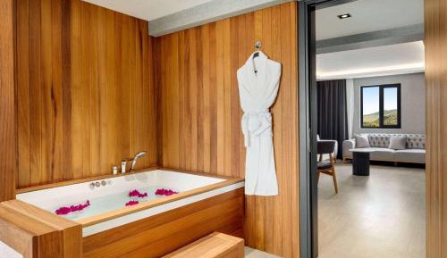 King Suite with Poolside