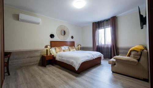 Deluxe Room (2 Adults + 1 Child)