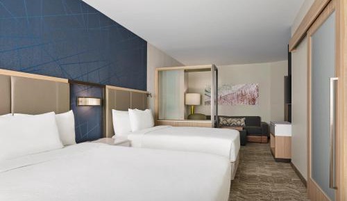 Queen Suite with Two Queen and One Sofa Bed - Mountain View