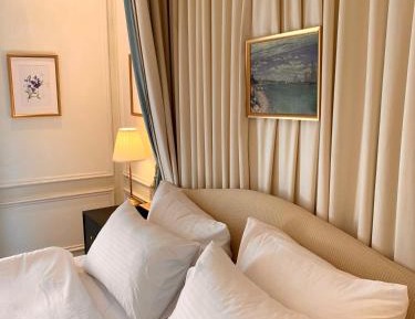 Deluxe King Suite