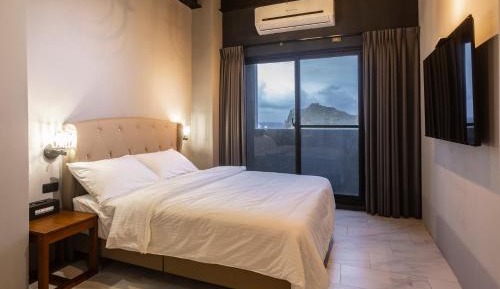 Deluxe Double Room with Side Sea View