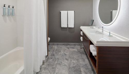 Executive King Room with Sofa Bed and Courtyard View