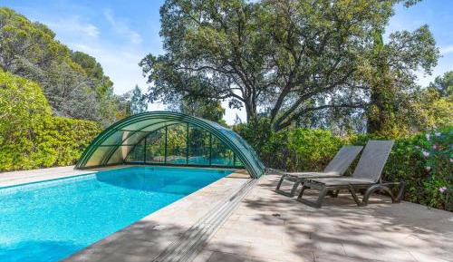 Villa with Garden View