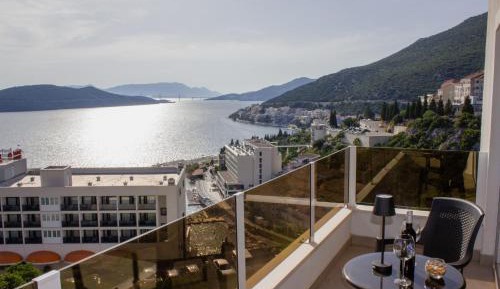Three Bedroom Apartment with Balcony and Sea View