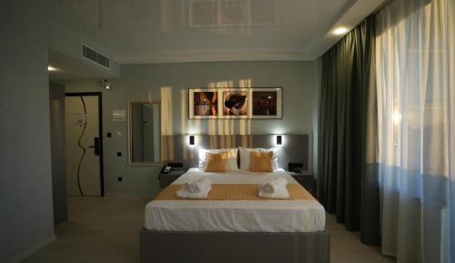 Deluxe Double Room (2 Adults + 1 Child)