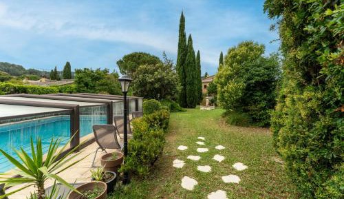 Villa with Garden View