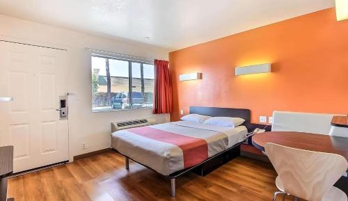 Queen Room - Non-Smoking