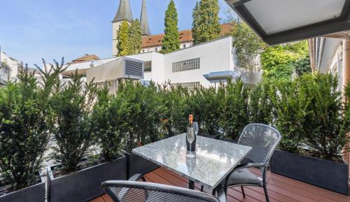 Suite with Balcony and Kitchen