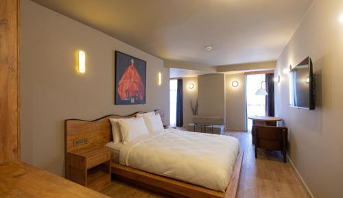 Deluxe Room (2 Adults + 1 Child)