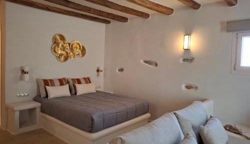 Deluxe Queen Suite