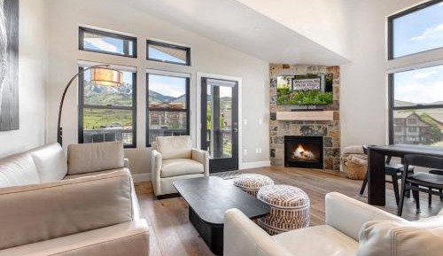 Three-Bedroom Apartment with Balcony
