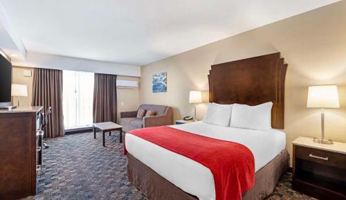 One-Bedroom Queen Suite with Two Queen Beds with Sofa Bed and Jetted Tub - Non-Smoking