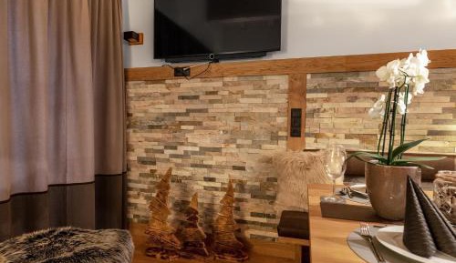 Three-Bedroom Apartment with Balcony - Westwood