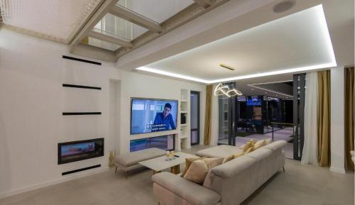 Eight-Bedroom Holiday Home