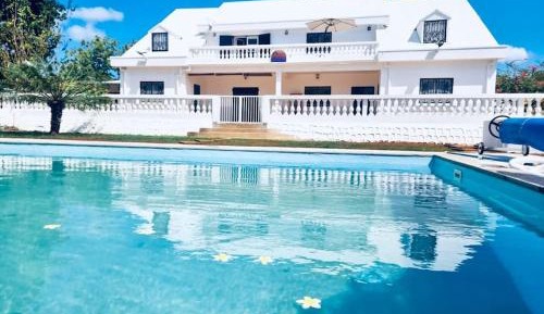 One-Bedroom Apartment with Pool View