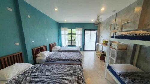 Family Room with Garden View