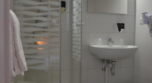 Triple Room (1 Double Bed + 1 Single Bed)