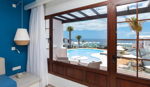 One-Bedroom Apartment with Sea View (3 Adults)