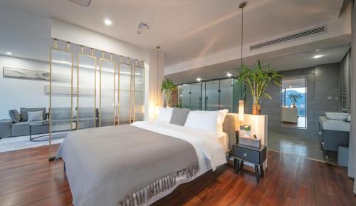 Superior King Suite