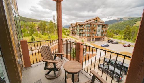 Two-Bedroom Deluxe Apartment with Balcony