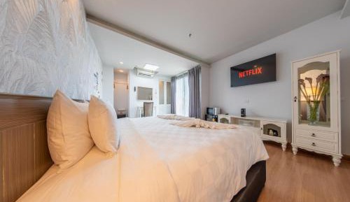 Deluxe King Room with Garden View