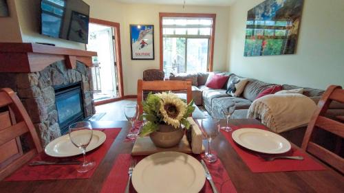 Two-Bedroom Apartment with Mountain View