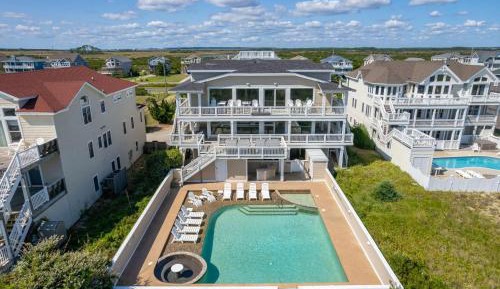 Sixteen-Bedroom Holiday home