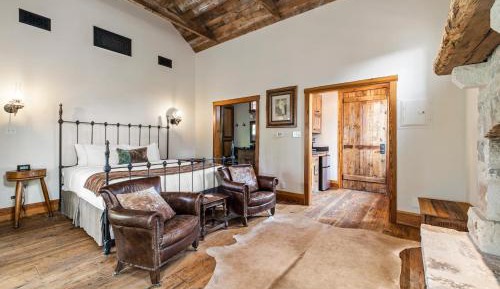 Suite with Hot Tub