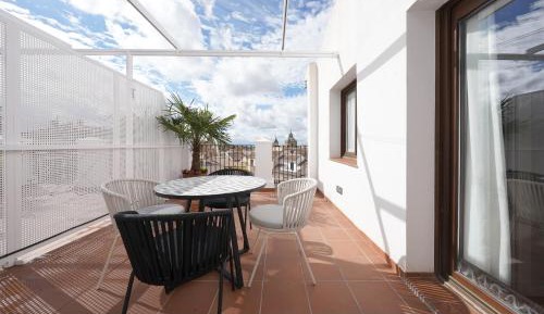 Large 1 Bedroom Apartment with Terrace and Sofa Bed