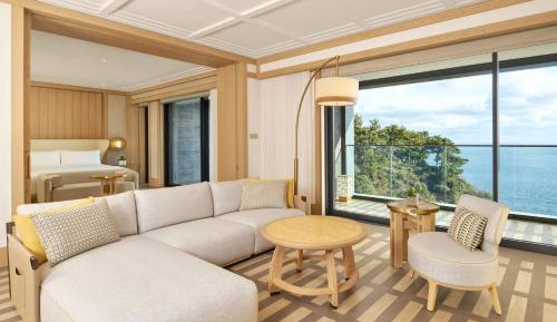 One-Bedroom Panorama King Suite with Ocean View and Balcony