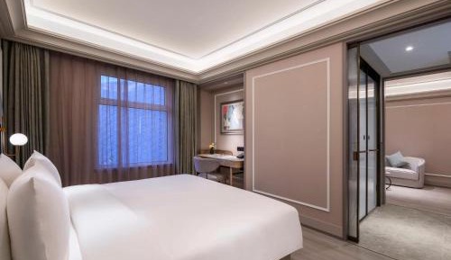 Honorable Queen Room