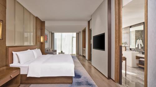 1 King Junior Suite Luxury Bath View