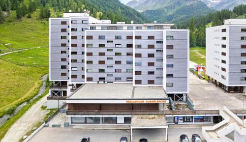 Apartment with Mountain View