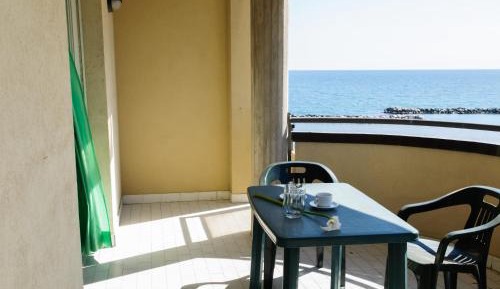  One Bedroom Apartment with Lateral Sea View