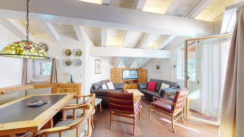 Apartment with Mountain View