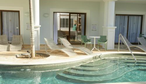 Junior Suite Deluxe Swim Up (1 Adult)