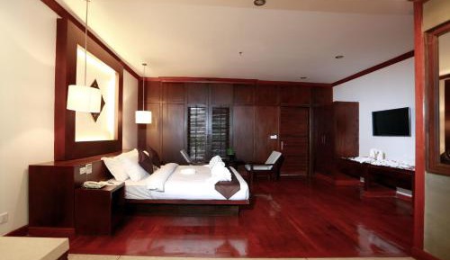 King Suite With Balcony Pool View - Free Pick Up 
