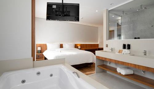 Suíte Varanda com Cama King Size e Banheira de Hidromassagem