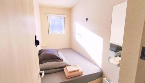 Small Single Room with Shared Shower and Toilet - Non-Smoking