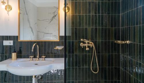 Apartment with Mountain View