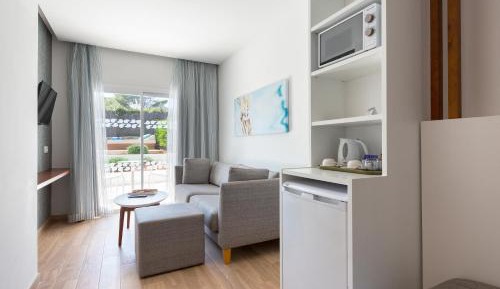 Premium Suite (2 Adults + 1 Child)