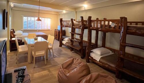 Upper-Level Friends-and-Family Room (Max 6 People, Breakfast Included)